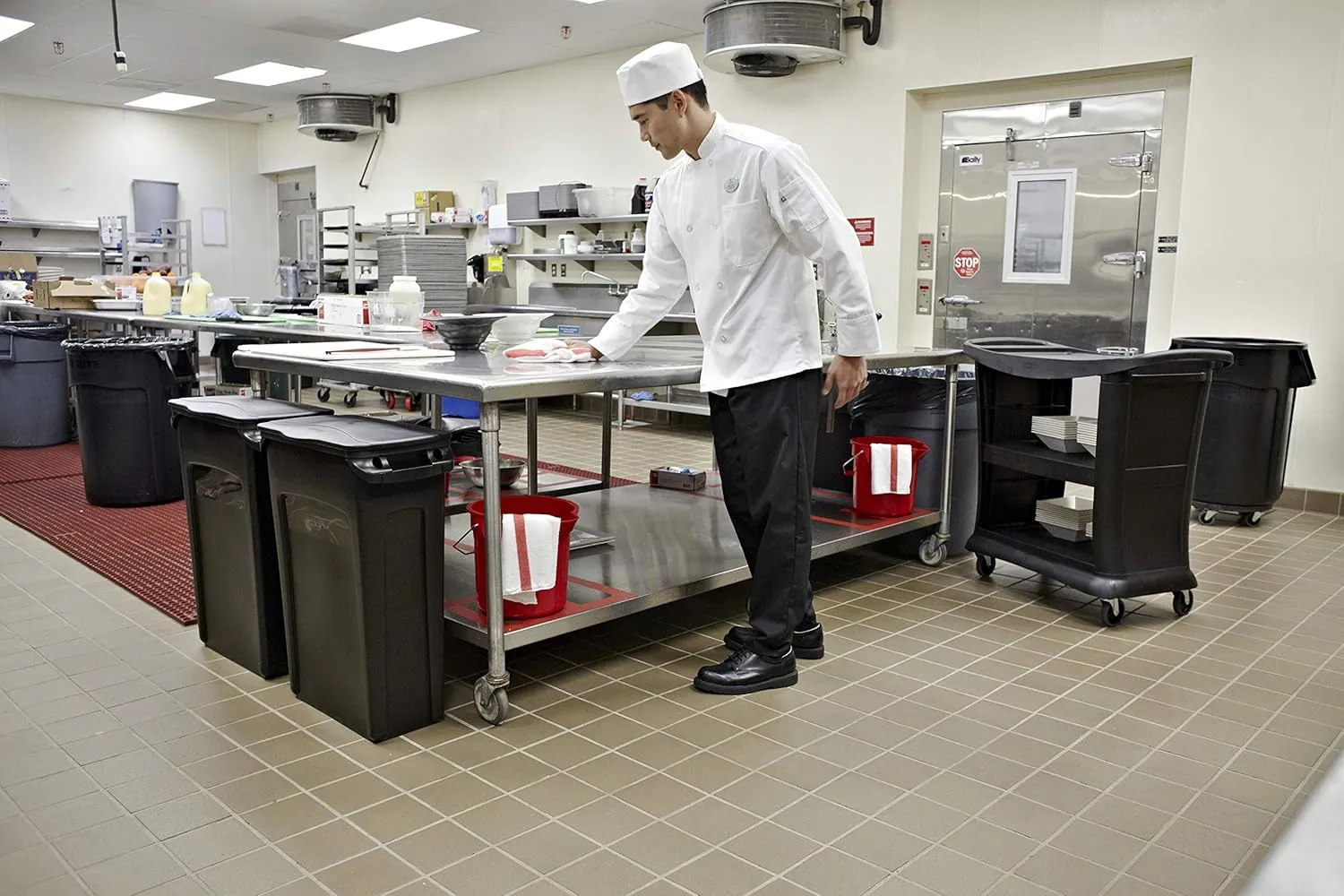 Rubbermaid Commercial Products Executive Series Utility/Service Cart, 300 lb. Capacity, Black, for Foodservice/Restaurant/Cleaning