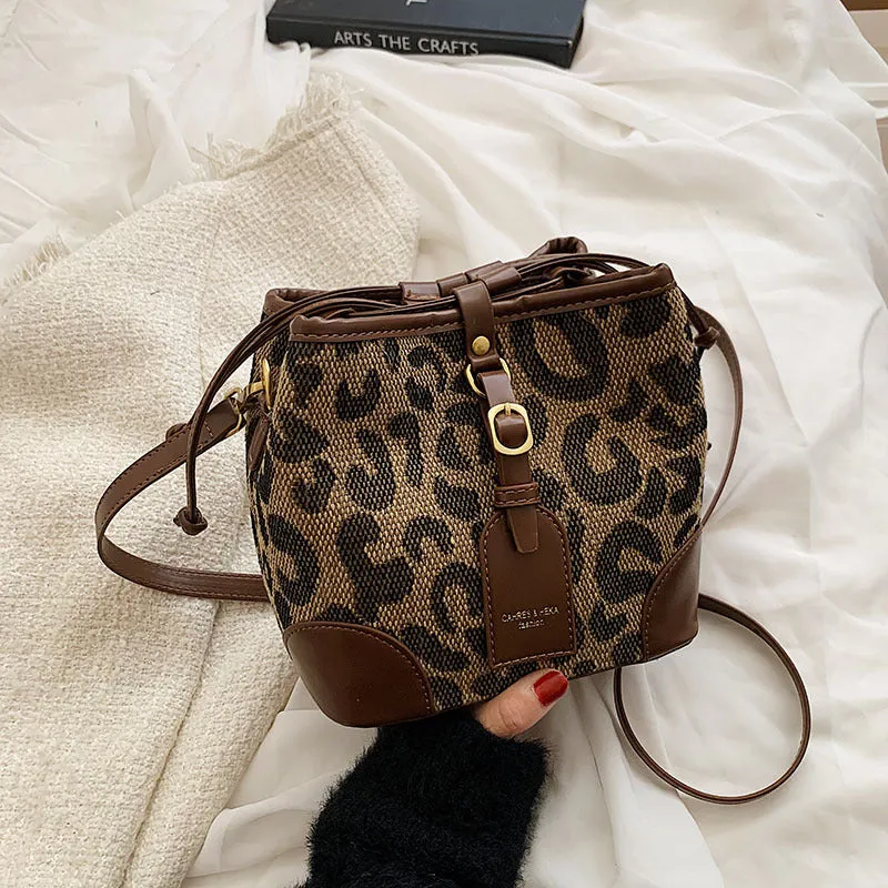 Women's Retro Fashion Simple Western Style Crossbody Bags