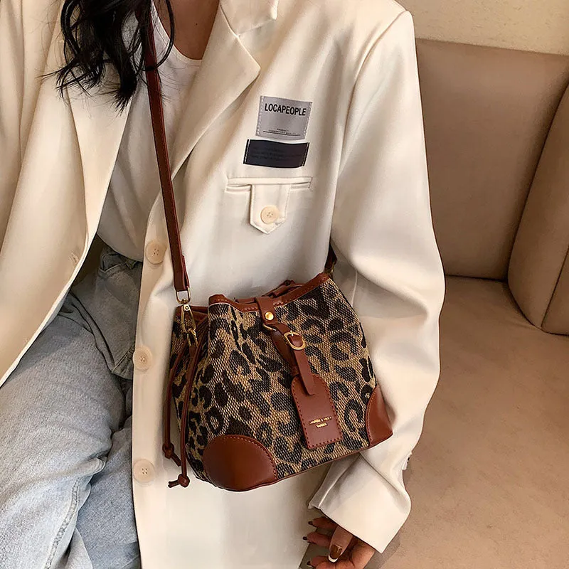 Women's Retro Fashion Simple Western Style Crossbody Bags