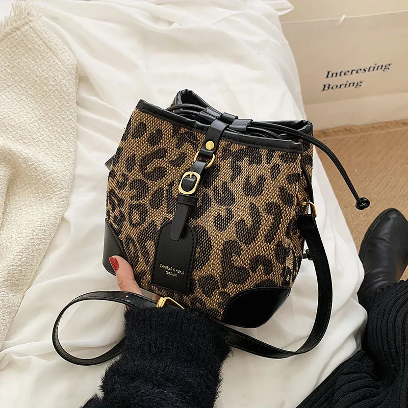 Women's Retro Fashion Simple Western Style Crossbody Bags
