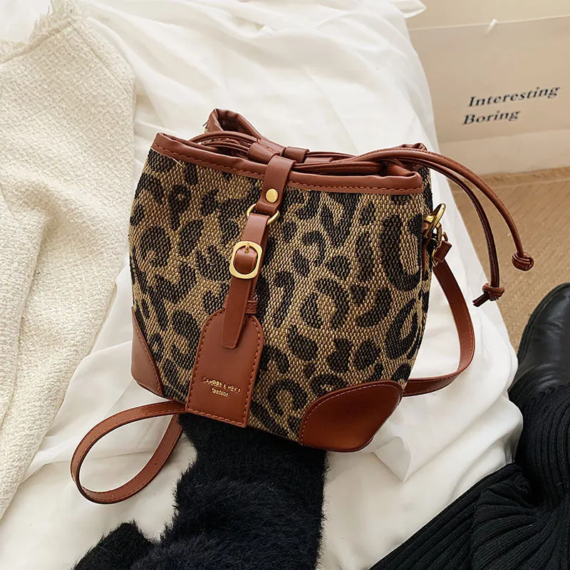 Women's Retro Fashion Simple Western Style Crossbody Bags